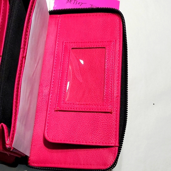 Betsey Johnson Kisses Lips Zip around Wristlet Wallet XOZIP-P Saffiano New - Picture 6 of 10